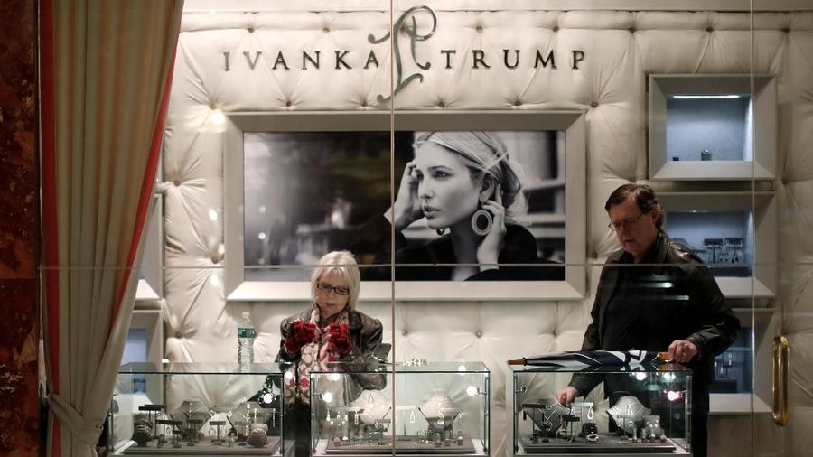 Ivanka Trump memutuskan menutup toko fashion miliknya setelah ia memilih untuk bekerja di Gedung Putih sebagai penasihat senior.