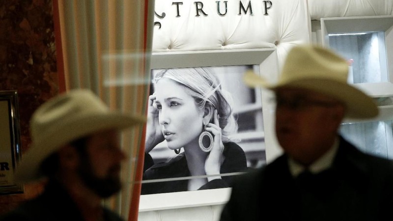 Ivanka Trump memutuskan menutup toko fashion miliknya setelah ia memilih untuk bekerja di Gedung Putih sebagai penasihat senior.