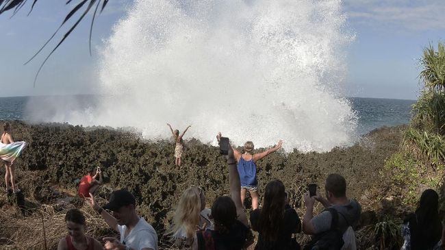 Waspada Gelombang Tinggi di Objek Wisata Pantai