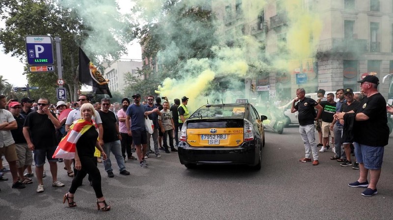 Pengemudi taksi di Spanyol melakukan aksi di kota Barcelona untuk memprotes aplikasi transportasi Uber dan Carify