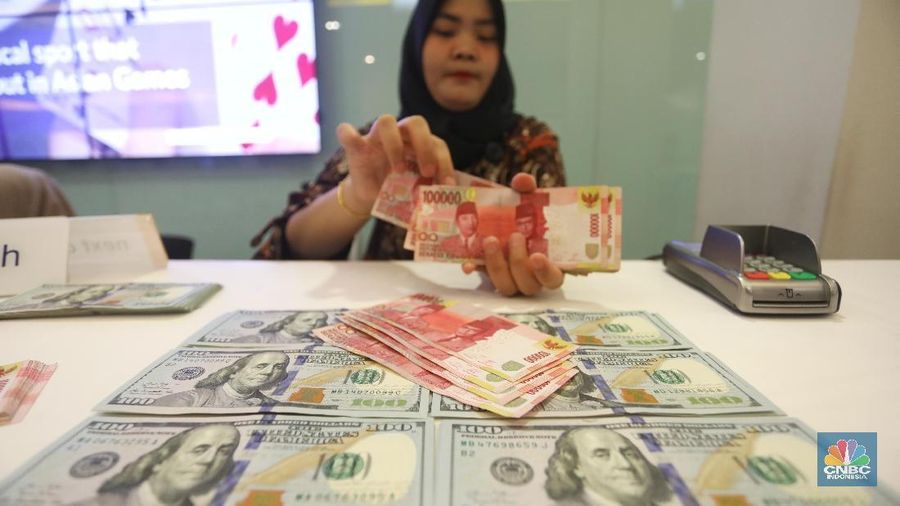 Beban yang dipikul nilai tukar rupiah untuk menguat terhadap dolar AS semakin berat.