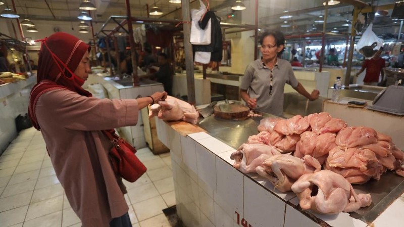 Berdasarkan data PIHPS Nasional, rata-rata harga daging ayam ras segar per hari ini (25/7/2018) secara nasional adalah Rp 41.100/kg
