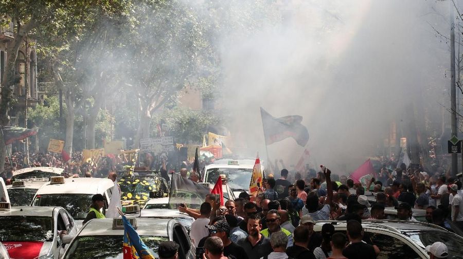 Pengemudi taksi di Spanyol melakukan aksi di kota Barcelona untuk memprotes aplikasi transportasi Uber dan Carify