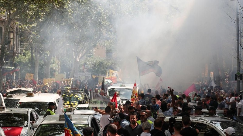 Pengemudi taksi di Spanyol melakukan aksi di kota Barcelona untuk memprotes aplikasi transportasi Uber dan Carify