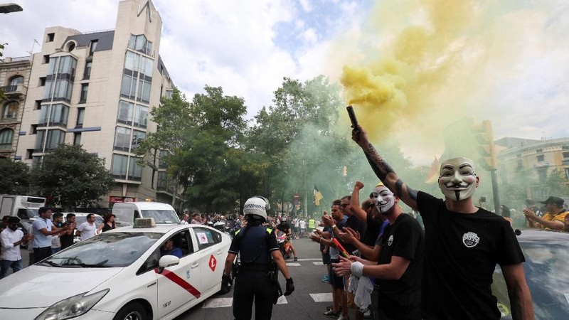 Pengemudi taksi di Spanyol melakukan aksi di kota Barcelona untuk memprotes aplikasi transportasi Uber dan Carify
