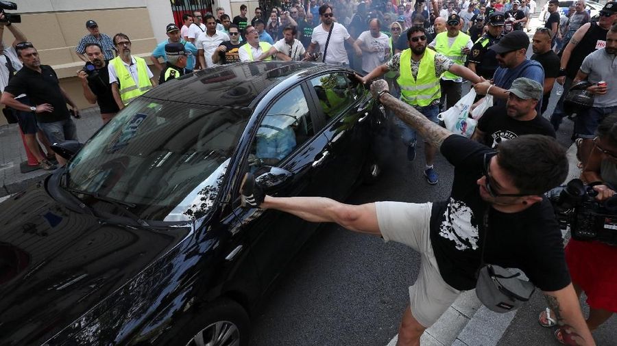 Pengemudi taksi di Spanyol melakukan aksi di kota Barcelona untuk memprotes aplikasi transportasi Uber dan Carify