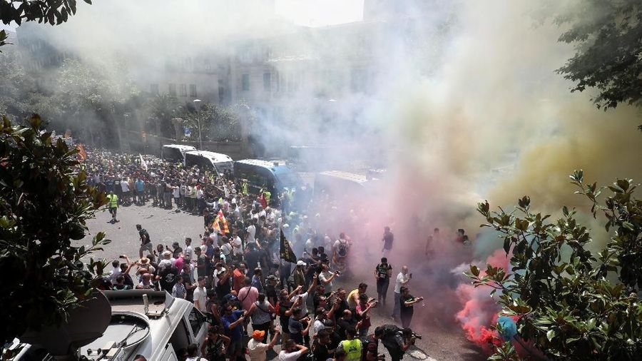 Pengemudi taksi di Spanyol melakukan aksi di kota Barcelona untuk memprotes aplikasi transportasi Uber dan Carify