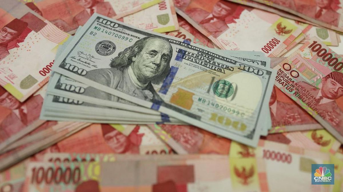 Rupiah Keok Dihantam Dolar AS, Mata Uang Ini Lebih Parah!