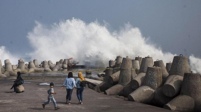 Ngeri Luapan Air Laut Pantai Selatan Akibat Gelombang