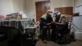 Tidak merindukan masyarakat, dan meskipun memiliki rumah lain di desa terdekat, Vilafranca, pasangan tersebut hanya pergi ke sana untuk mengunjungi putra mereka Vicente dan keluarganya.