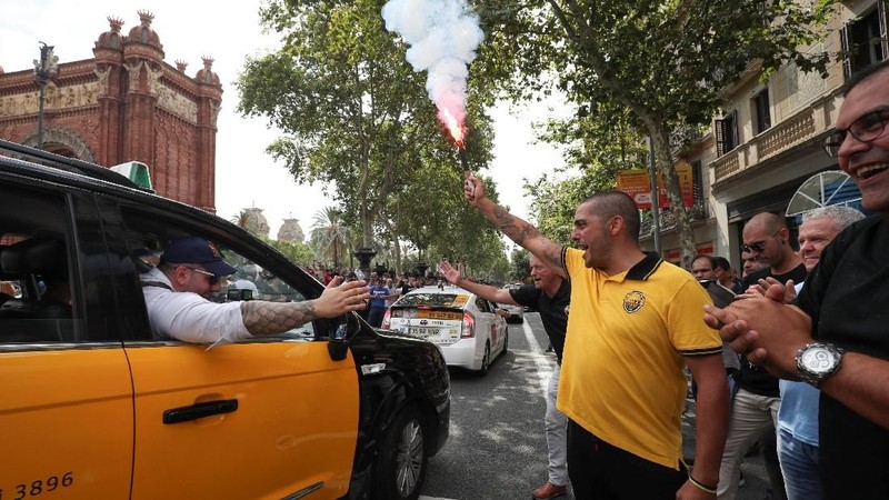 Pengemudi taksi di Spanyol melakukan aksi di kota Barcelona untuk memprotes aplikasi transportasi Uber dan Carify