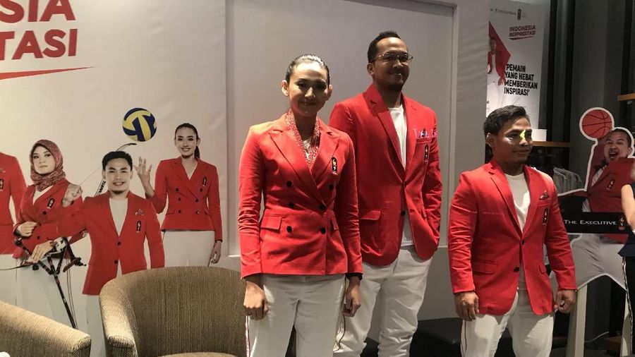 Koleksi tersebut hadir dalam beberapa item, seperti blazer, t-shirt dan celana.