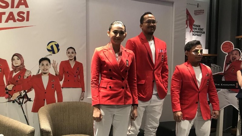 Koleksi tersebut hadir dalam beberapa item, seperti blazer, t-shirt dan celana.