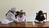 Mereka tak memiliki keterbatasan fisik, tapi kalah oleh Zizi yang tunanetra. (Eko Siswono Toyudho - Anadolu Agency)
