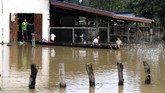 Warga memprotes mengapa pemerintah setempat tidak memberi peringatan setelah mengetahui bendungan telah retak. (AFP PHOTO/Nhac NGUYEN)