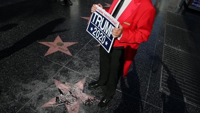 Bintang itu dipasang pada tahun 2007, bintang Trump telah sering dirusak sejak ia terpilih sebagai presiden pada tahun 2016.