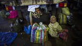 Ribuan warga yang dievakuasi berjejalan di tempat penampungan di provinsi terdekat. (AFP PHOTO/YE AUNG THU)