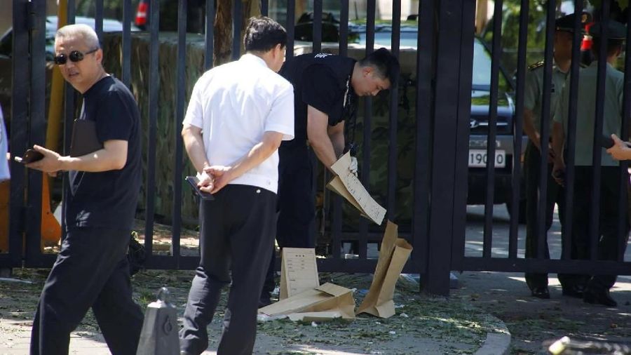Sebuah ledakan dilaporkan terjadi di depan kedutaan besar AS di Beijing.