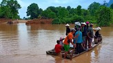 Warga desa dievakuasi dengan menggunakan perahu pasca jebolnya bendungan Xepian-Xe Nam Noy, Provinsi Attapeu, Laos.