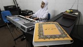 Mata Allafta Hirzi Sodiq (10) boleh tak melihat. Namun ketika jemarinya sudah menekan tuts organ, siswa SLB Pembina di Jakarta Selatan itu bisa memainkan lagu dengan merdu. (Eko Siswono Toyudho - Anadolu Agency)
