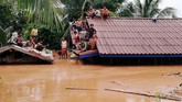 Warga desa yang tak sempat menghindar dari banjir, naik ke atas atap saat bendungan Xepian-Xe Nam Noy di Provinsi Attapeu, Laos, jebol, Selasa (24/7). (ABC Laos News/Handout via REUTERS)