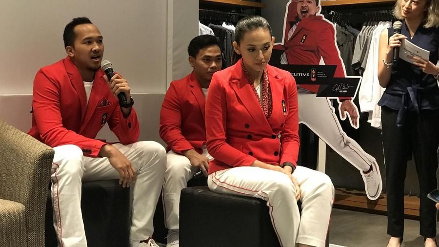 Koleksi tersebut hadir dalam beberapa item, seperti blazer, t-shirt dan celana.