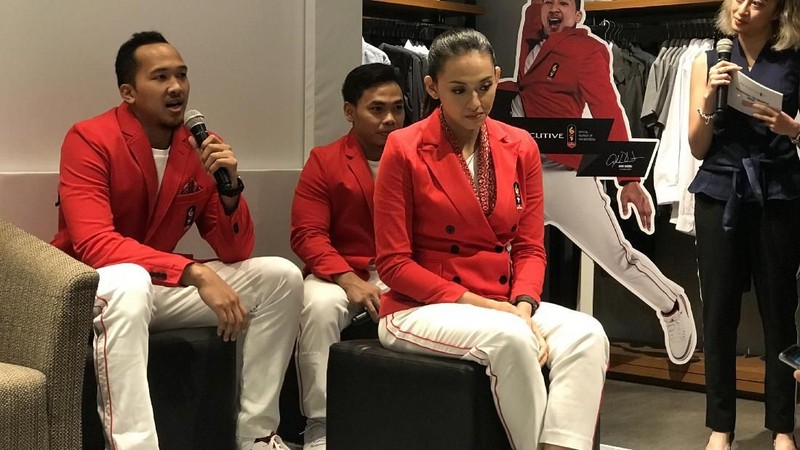 Koleksi tersebut hadir dalam beberapa item, seperti blazer, t-shirt dan celana.