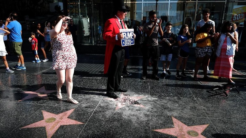 Bintang itu dipasang pada tahun 2007, bintang Trump telah sering dirusak sejak ia terpilih sebagai presiden pada tahun 2016.