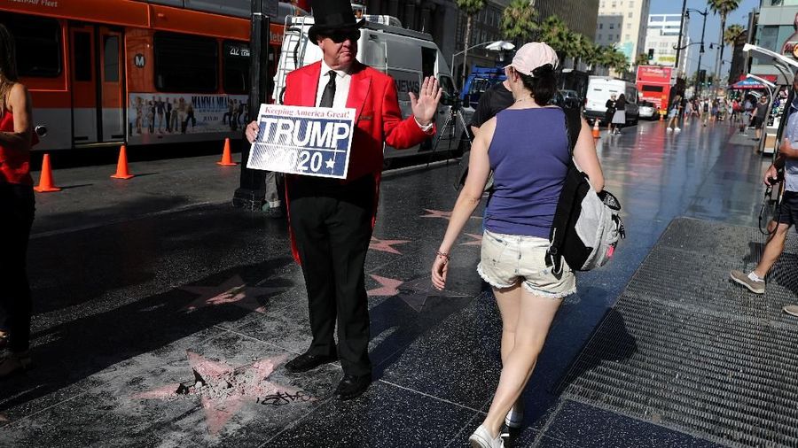 Bintang itu dipasang pada tahun 2007, bintang Trump telah sering dirusak sejak ia terpilih sebagai presiden pada tahun 2016.