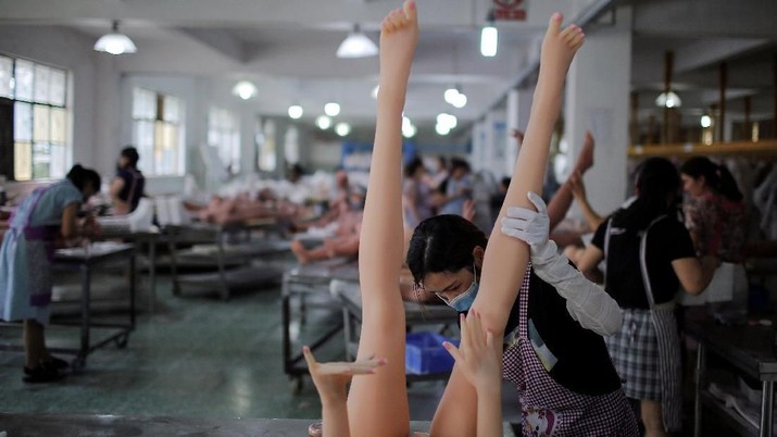 boneka sex robot Workers assemble sex dolls at the WMDOLL factory in Zhongshan, Guangdong Province, China, July 11, 2018. The factory produces around 2,000 dolls a month, including dozens of different shapes of body and over 260 different faces. REUTERS/Aly Song SEARCH