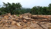 Sampah dan puing-puing yang dibawa banjir bandang pasca jebolnya Bendungan Xepian-Xe Nam Noy di Provinsi Attapeu, Laos. (REUTERS/Soe Zeya Tun)
