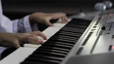Zizi, sapaan akrab Allafta Hirzi Sodiq, bahkan bisa memodifikasi lagu dengan mengaransemen ulang nada dasarnya. Kata Zizi, ia memang paling suka aransemen musik. (Eko Siswono Toyudho - Anadolu Agency)
