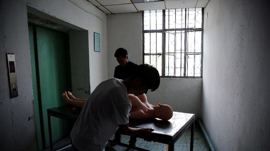 Pabrik ini memproduksi sekitar 2.000 boneka sebulan, termasuk puluhan bentuk tubuh yang berbeda