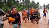 Pihak pembangun bendungan mengaku mereka telah memberitahukan adanya retakan sehari sebelum bendungan jebol. (ATTAPEU TODAY/ via REUTERS)