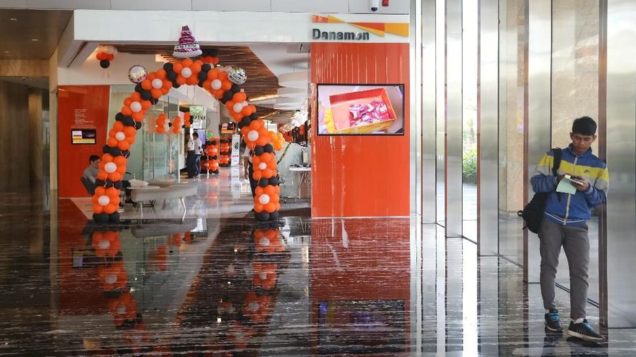 Harga saham PT Bank Danamon Indonesia Tbk (BDMN) terjun bebas setelah terjadi transaksi jumbo.