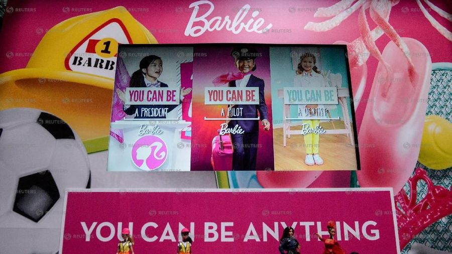 Produsen Barbie, Mattel, memecat ribuan karyawannya akibat penjualan yang lesu.
