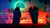 Angiyok merupakan bar es yang menyediakan berbagai sajian makanan dan minuman dingin yang menyegarkan. (REUTERS/Fabrizio Bensch)