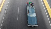 Warga Venezuela menggunakan mobil pribadi sebagai transportasi umum. Rencana redenominasi juga membuat mereka kebingungan saat akan membeli bensin. (AFP PHOTO / Federico PARRA)