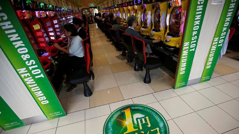 Hiroyoshi Fukaya dari industri pachinko GreenBelt mengatakan para penggemar pachinko belakangan hanya habiskan 100.000 yen ($ 899) dalam satu kunjungan.
