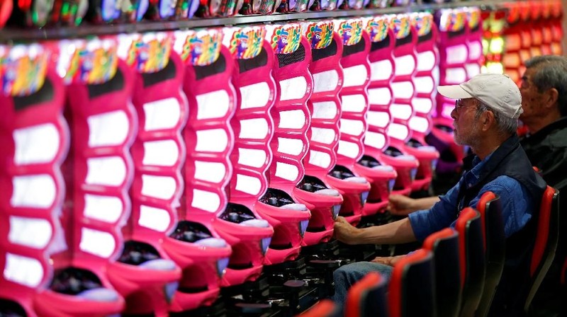 Hiroyoshi Fukaya dari industri pachinko GreenBelt mengatakan para penggemar pachinko belakangan hanya habiskan 100.000 yen ($ 899) dalam satu kunjungan.