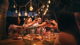 4 Tempat Makan Enak di Bawah Sinar Gerhana Bulan Total