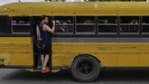 Sejak Maduro mengumumkan rencana memangkas nol di mata uang bolivar, sebagian warga bingung bagaimana harus membayar transportasi umum dan bensin. (AFP PHOTO / Luis ROBAYO)