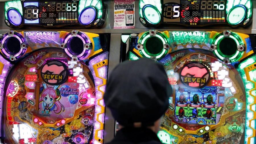 Hiroyoshi Fukaya dari industri pachinko GreenBelt mengatakan para penggemar pachinko belakangan hanya habiskan 100.000 yen ($ 899) dalam satu kunjungan.