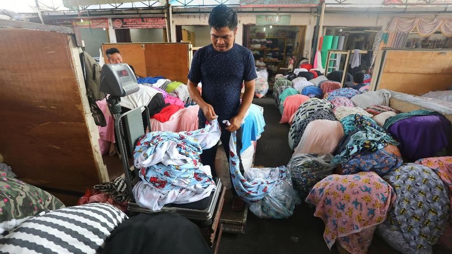 Selain itu pelemahan nilai tukar tukar rupiah mempengaruhi harga jual, salah satu pedagang di Cipadu mengaku kenaikan bisa mencapai 10%.