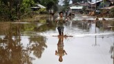 Korea Selatan dan Thailand mengirimkan Tim Bantuan Bencana ke Laos. (AFP PHOTO/NHAC NGUYEN)