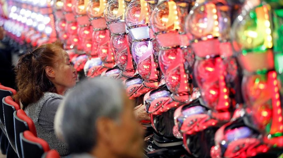 Hiroyoshi Fukaya dari industri pachinko GreenBelt mengatakan para penggemar pachinko belakangan hanya habiskan 100.000 yen ($ 899) dalam satu kunjungan.
