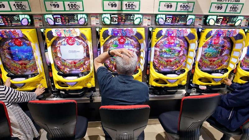 Hiroyoshi Fukaya dari industri pachinko GreenBelt mengatakan para penggemar pachinko belakangan hanya habiskan 100.000 yen ($ 899) dalam satu kunjungan.