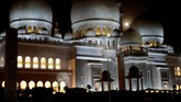 Gerhana bulan terlihat di belakang Masjid Sheikh Zayed, Abu Dhabi. Karena terangnya cahaya bulan, hujan meteor tak terlihat mata telanjang. (Reuters/Christopher Pike)