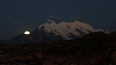 Dari Pegununan Illimani, La Paz, Bolovia, gerhana bulan terlihat menyembul. Total proses gerhana bulan kali ini adalah selama 6,5 jam. (Reuters/David Mercado)
