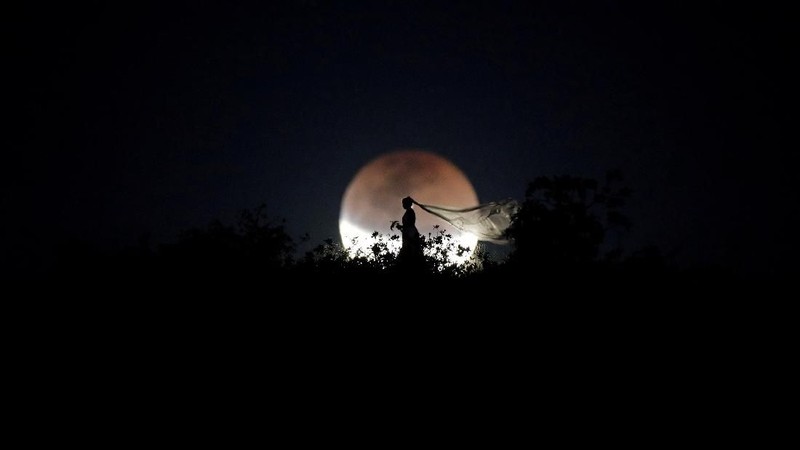 Gerhana Bulan Total menjadi peristiwa fenomena alam yang langka, gerhana dengan durasi paling lama satu kali selama 100 tahun.